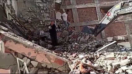 Bina enkazında mahsur kalan yavru kediyi itfaiye kurtardı