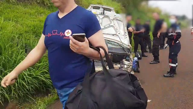 Acidente entre Palio e carreta deixa cinco feridos na BR-277