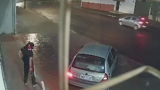 Câmeras registram tentativa de arrombamento de loja no Floresta