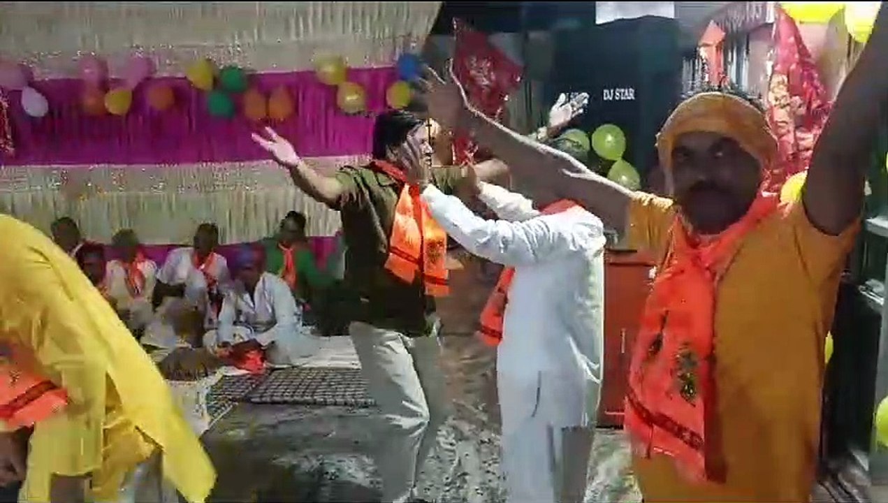 देर रात तक भजनों पर थिरकते रहे श्रद्धालु