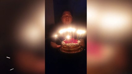 Doğum günü pastasını elinde tutamadı