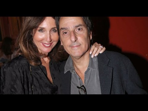 VIDEO: Elsa Zylberstein très complice avec Yvan Attal, soutenu au théâtre : Charlotte Gainsbourg gra