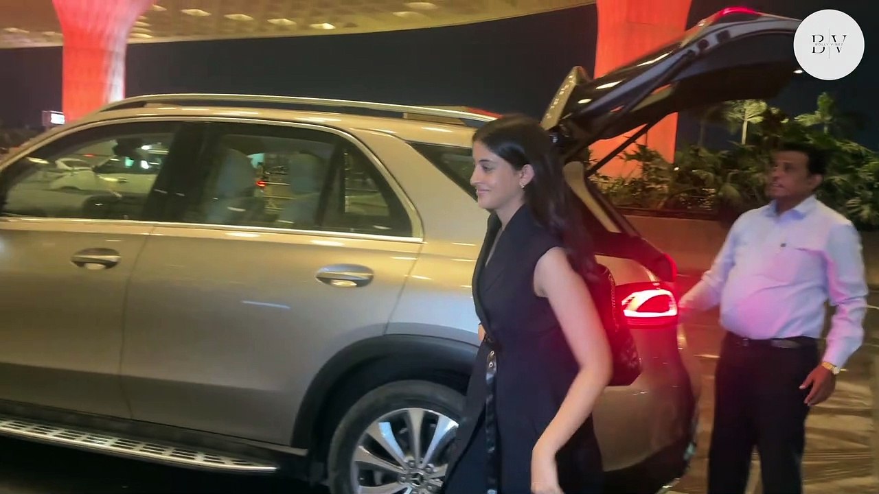 Amitabh Bachchan Ki Poti Navya Naveli Nanda Mumbai Airport Mein Dikhai De