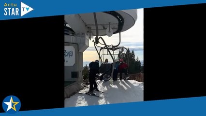Au moment de quitter son télésiège, cette skieuse se retrouve coincée...