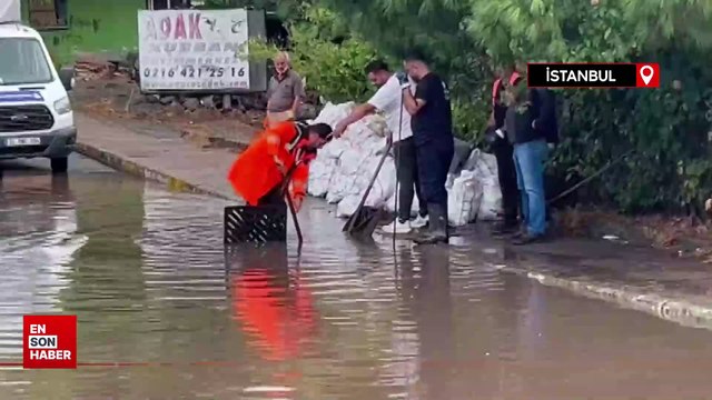 Maltepe'de kuvvetli yağış sonrası cadde ve alt geçit göle döndü