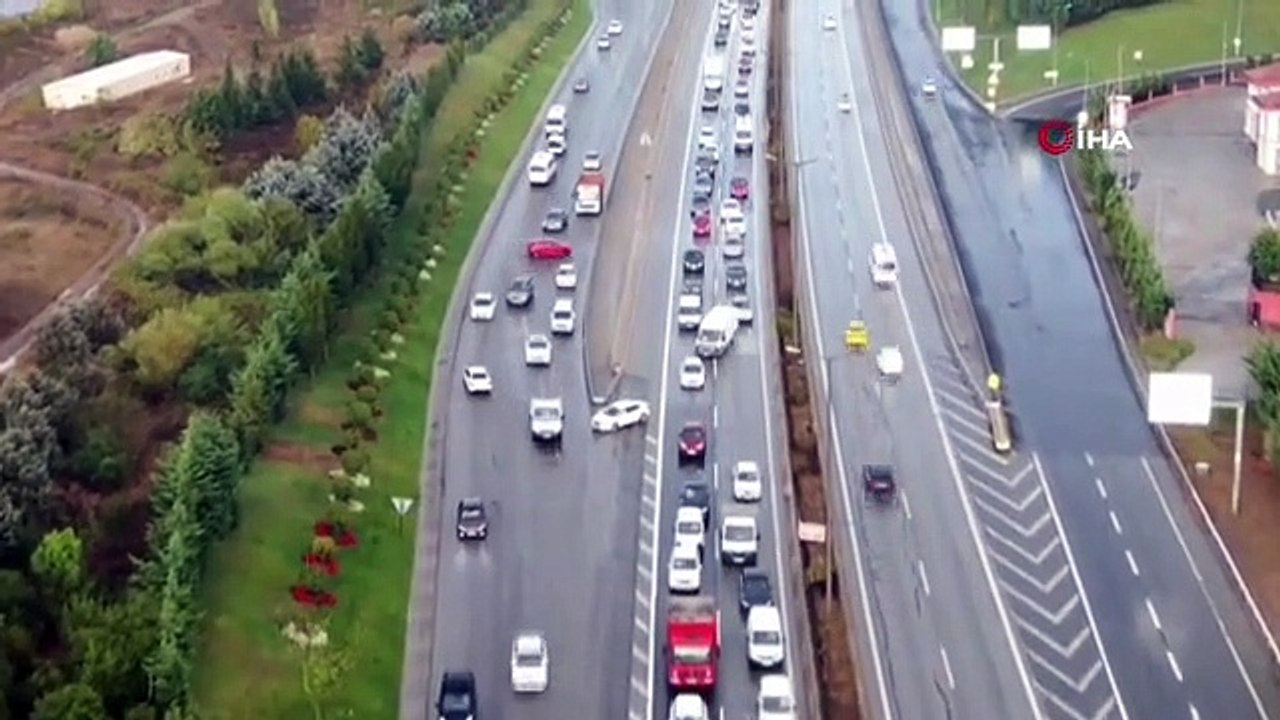 Kartal'da Yağış Sonrası Kaza: Aydınlatma Direği...