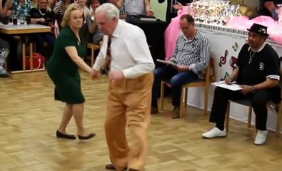 उम्र भूल जाओगे अंकल आंटी का जबरदस्त Dance देखकर