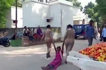Video: फरियादी महिला का दोनों हाथ पकड़कर जमीन पर घसीटती रहीं पुलिसकर्मी, वीडियो वायरल