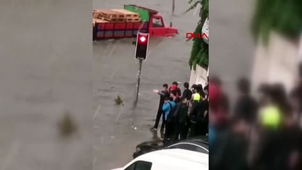 Les étudiants étaient en danger sur le boulevard inondé de Başakşehir