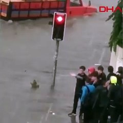 Öğrenciler bellerine kadar suya gömüldü