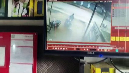 एक सेकेंड की हुई देरी से बच गई बाइक सवार की जान, सीसीटीवी में कैद हुई दिल दहलाने वाली घटना