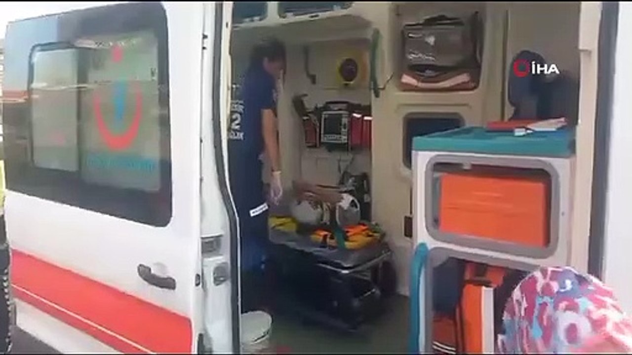 1 personne blessée dans l'accident où une voiture a heurté un bus à un feu rouge à Edremit