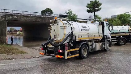 Les routes et les lieux de travail ont été inondés après de fortes pluies à Düzce