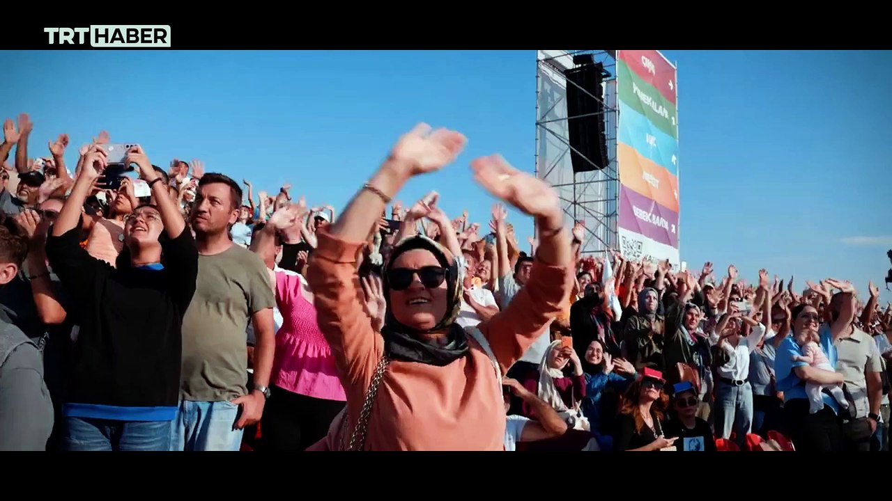Türk Yıldızları İzmir'de gökyüzüne imzasını attı