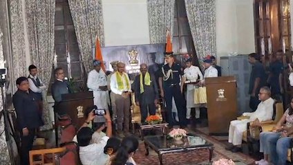 ‘রাজভবনের ভিতরে বাই লেন্স’! ধূপগুড়ির বিধায়কের শপথের পর কাকে খোঁচা দিলেন রাজ্যপাল?