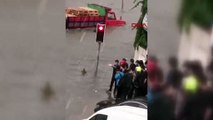 İstanbul'daki sel felaketinde tehlikeli anlar! Liseli gençler sele rağmen karşıdan karşıya geçmeye çalıştı