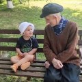 Ce petit garçon adore avoir des conversations avec son arrière grand-père !