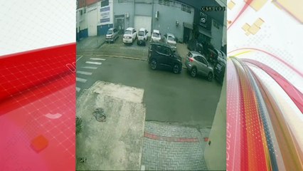 Porsche de R$ 1 milhão fica destruído ao atingir poste; motorista foge