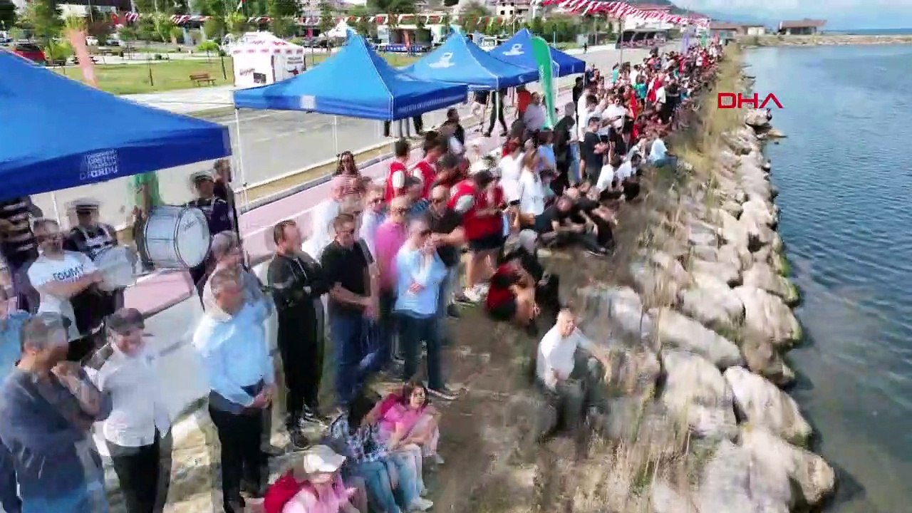 Des athlètes sont tombés à la mer lors de la course de bateaux-dragons à Ordu