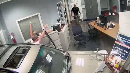 Aux États-Unis, un conducteur a percuté un commissariat de police avec sa voiture.