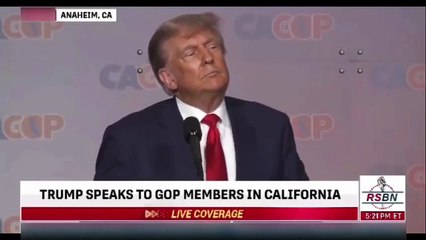 Donald Trump, sık sık yönünü kaybeden Joe Biden'ın taklidini yaptı