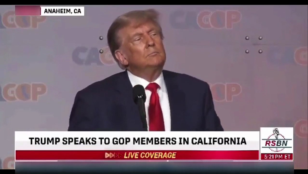 Donald Trump, sık sık yönünü kaybeden Joe Biden'ın taklidini yaptı