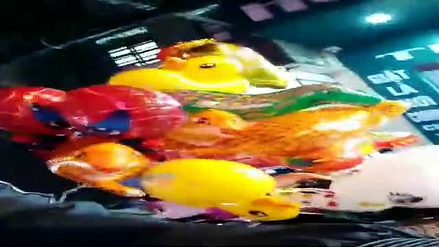 Đêm 3012 tết. Gần đến giờ phút giao thừa, Bố chở 2 Mẹ con Bé Bống đi xem bắn pháo hoa ở TTVH