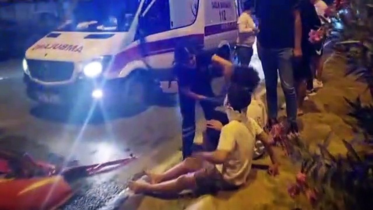 Muğla'da Otomobilin Tıra ve Kamyonete Çarpması Sonucu 3 Kişi Yaralandı