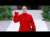 VIDEO: Eva Longoria sublime en rouge au défilé Victoria Beckham face à Pamela Anderson sans maquilla