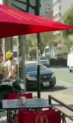 Menino de 11 anos fica pendurado em sacada de apartamento e é resgatado por vizinhos