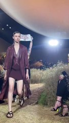 Fashion Week de Paris : Le défilé Hermès perturbé par une militante de Peta - vidéo 2