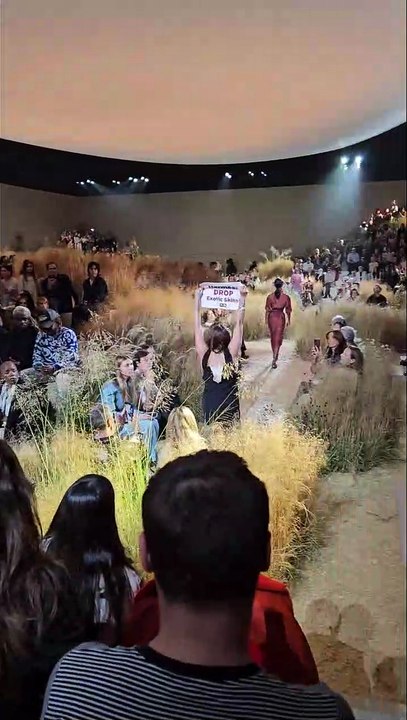 Fashion Week de Paris : Le défilé Hermès perturbé par une militante de Peta - vidéo 3
