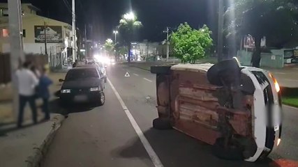 Acidente na Avenida Brasil faz Gol tombar após colidir com HB20 estacionado