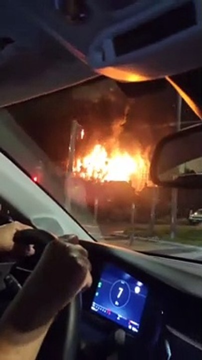 Un énorme incendie est en cours dans un immeuble désaffecté à Rouen dans le quartier Saint-Julien