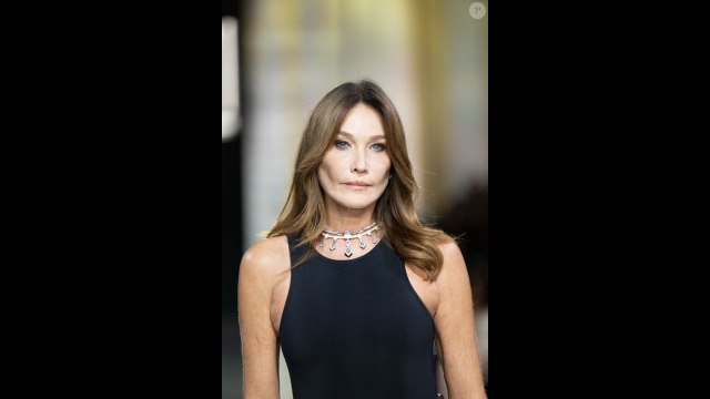Carla Bruni en combi moulante et cuissardes en cuir enflamme le podium, les stars sous le charme