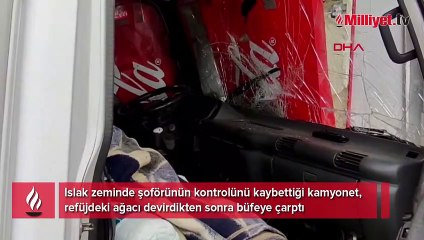 Arnavutköy'de kamyonet büfeye çarptı; o anlar kamerada