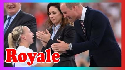 Le prince William salue les Lionnes après l'incroy@ble victoire finale de l'Euro 2022