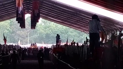 पसीने से लथपथ पंडाल में बैठे रहे लोग, हर आदमी मोदी को सुनने व देखने को दिखा बेचैन