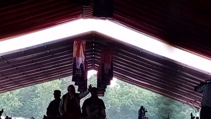 पसीने से लथपथ पंडाल में बैठे रहे लोग, हर आदमी मोदी को सुनने व देखने को दिखा बेचैन