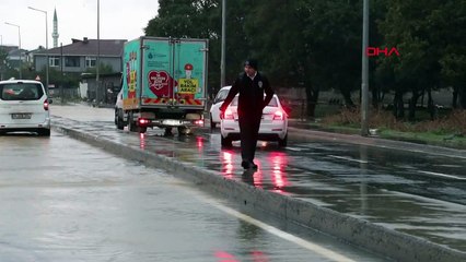 下载视频: Arnavutköy'de Sağanak Yağış Sonrası Dere Taştı