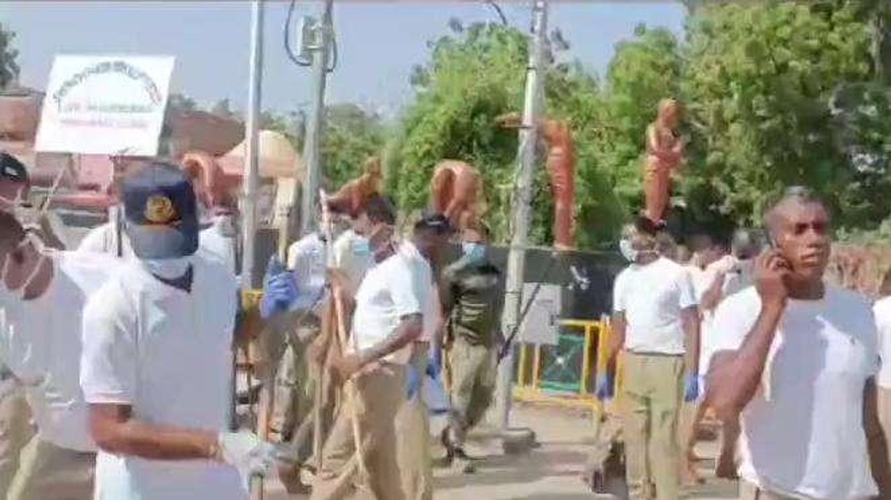 बाड़मेर: बीएसएफ के जवानों ने सड़क पर लगाया झाडू, दिया यह संदेश
