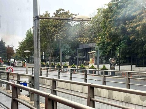 Bakan Yerlikaya: İçişleri Bakanlığımız Emniyet Genel Müdürlüğü giriş kapısı önüne hafif ticari araçla gelen 2 terörist bombalı saldırı eyleminde...