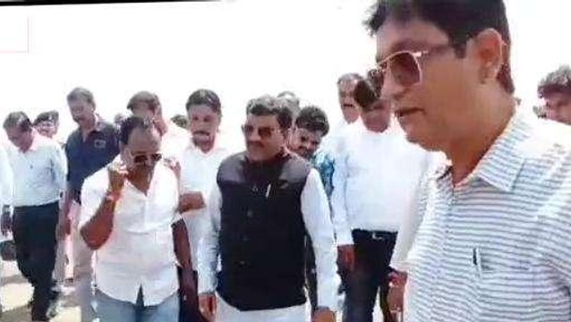 बडवाह: बंद बड़वाह नर्मदा पुल का सांसद ने किया निरीक्षण, कार्य को देख जताई नराजगी