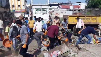 नपा ने श्रमदान कर की बाजार की सड़कें साफ