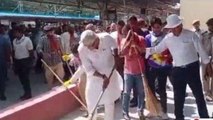 जोधपुर: केंद्रीय मंत्री ने चलाया झाड़ू, एयरपोर्ट-रेलवे स्टेशन को किया साफ, देखे क्या बोले
