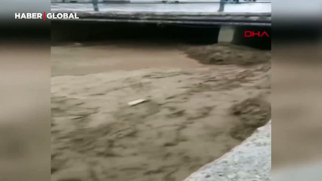 Çorum'da anbean selin geliş anları kameraya yansıdı