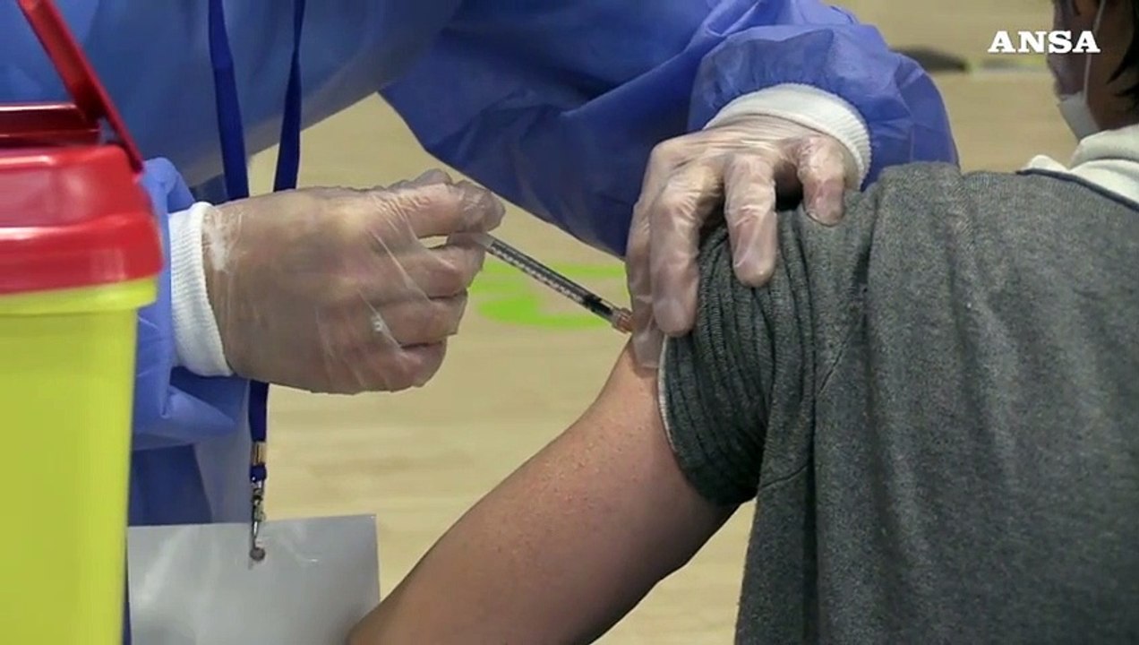 Il Covid rallenta in Italia, parte la campagna vaccinale