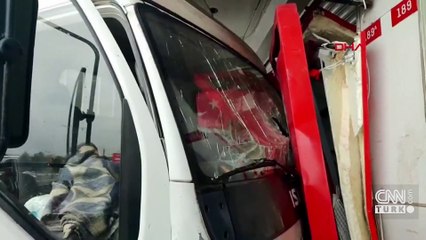Kontrolden çıkan kamyonet büfeye daldı