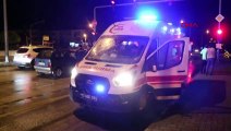 Burdur'da Kırmızı Işıkta Duran Otomobile Arkadan Çarpan Otomobilde 3 Kişi Yaralandı