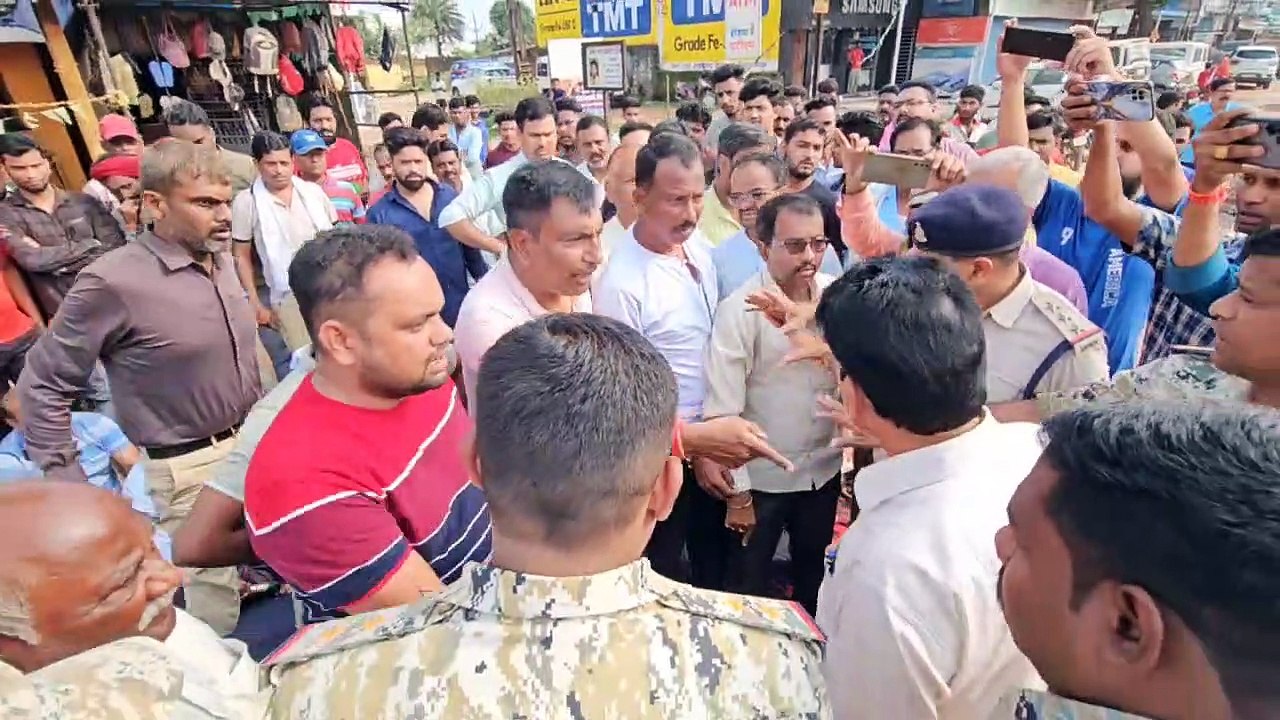 प्रशासन की समझाइश का कोई असर नहीं.. नारायणपुर ट्रक यूनियन संघ ने NH-30 पर किया चक्काजाम, देखें VIDEO
